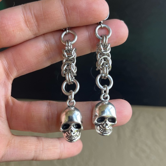 Handmade maille skull dangly stainless steel post earrings boho goth punk silver - Picture 9 of 13